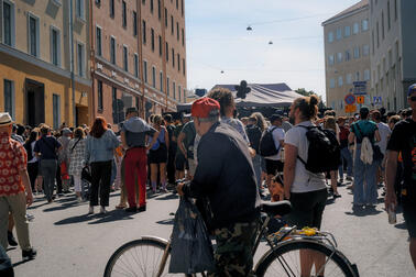 Ihmisiä Kallion kaduilla.