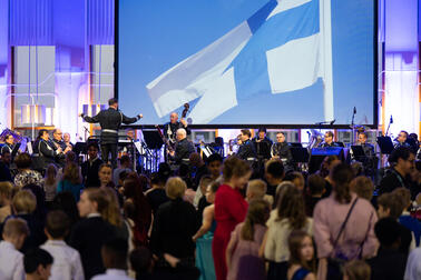 Suomen lippu, paljon lapsia.