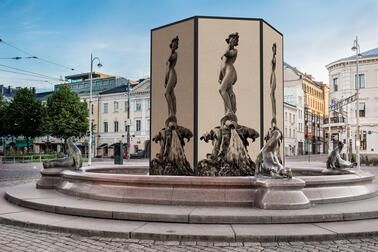 Havainnekuva Havis Amanda -patsaalle nousevasta suoja-aidasta.
