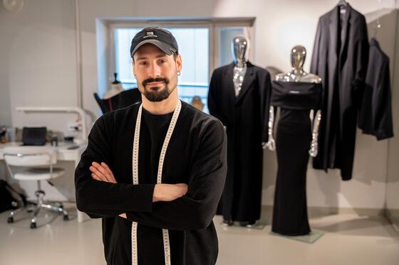 Mert Otsamo työhuoneellaan.