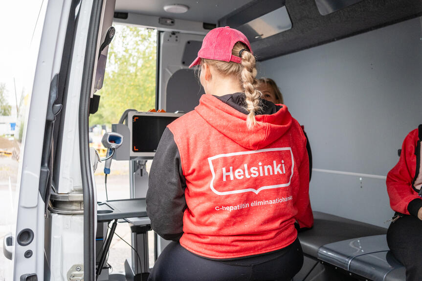 Helsingin työntekijä bussissa.