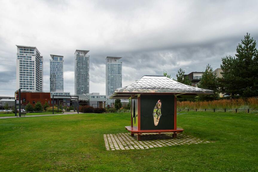 Enkelten ja henkien talo -taideteos kuvattuna Kalasatamassa.