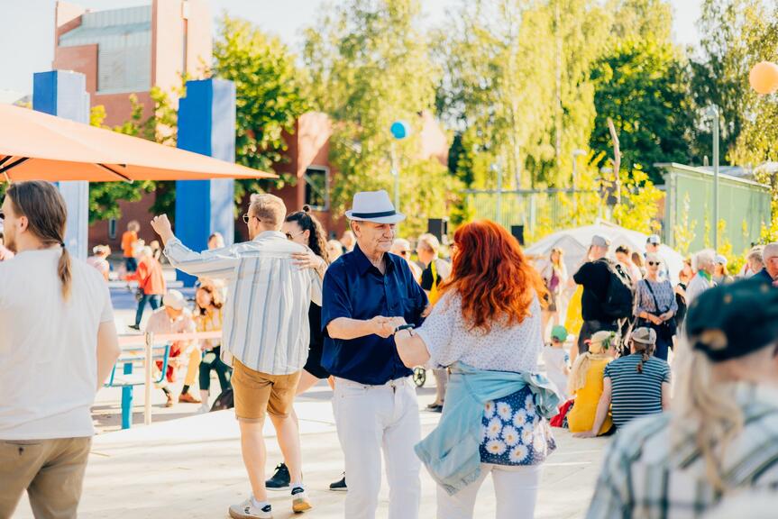 Helsinki-päivän osallistujat paritanssien pyörteissä Stoassa 2023.