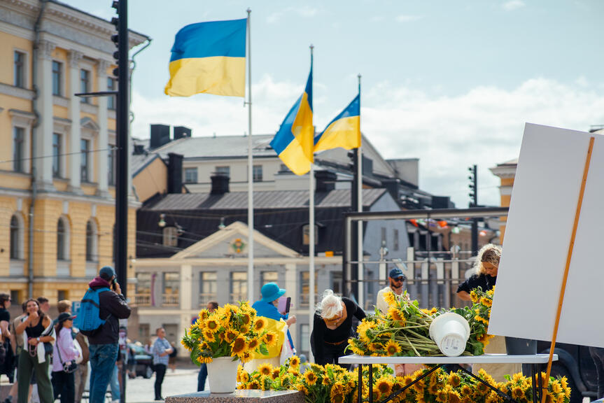 Ukrainan liput liehuvat Senaatintorilla.