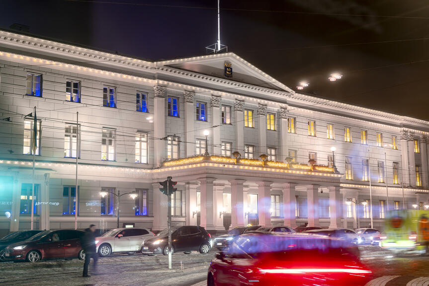 Kaupungintalo iltavalaistuksessa