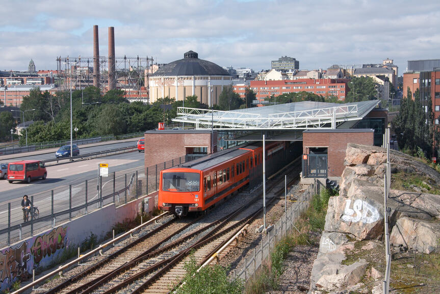 Metrojuna tulossa Kalasataman metroasemalta.