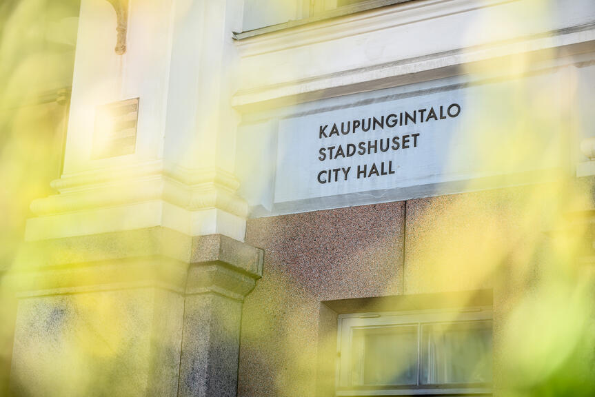 Kaupungintalon sisäänkäynti