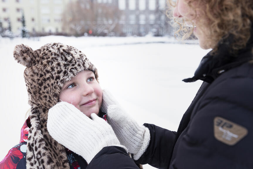 Äiti ja lapsi katsovat toisiaan ulkona