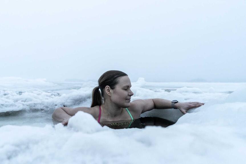 Nainen uimassa avannossa