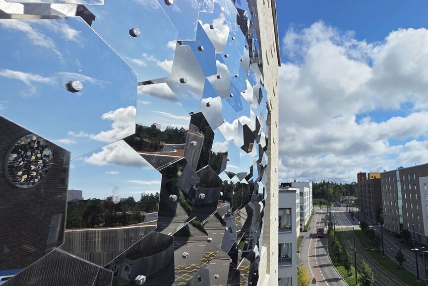 Lähikuva Party party -teoksesta päivällä.