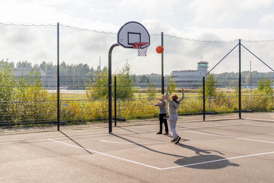 Koripalloa pelaavia lapsia Malminkentällä