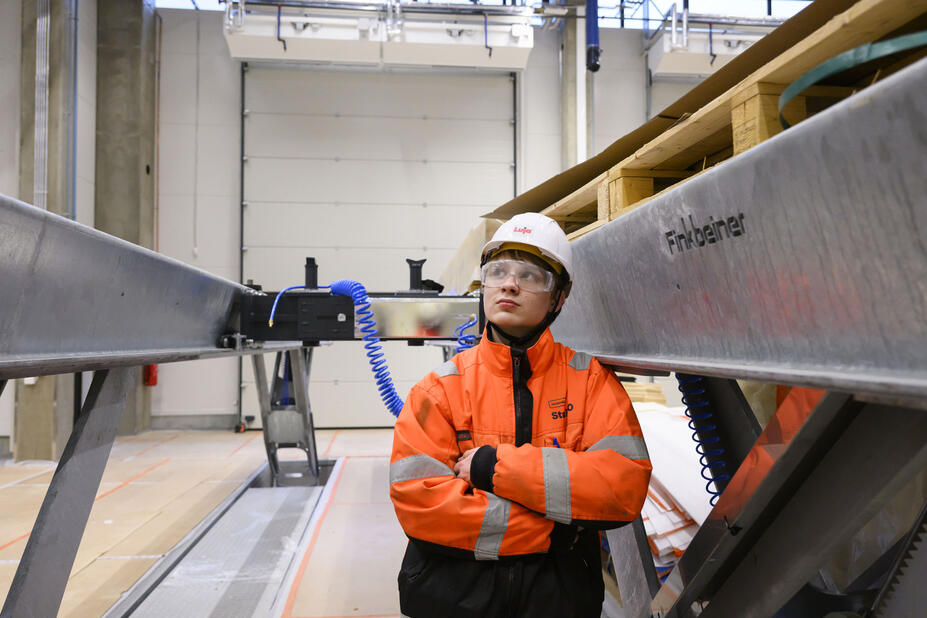 Opiskelija Osku Uusitalo Roihupellon kampuksella.