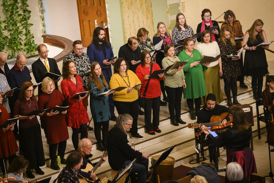 Luna ja latinolaulajat esiintyvät