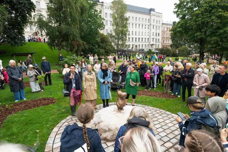 Muumi-patsaan vihkiminen.