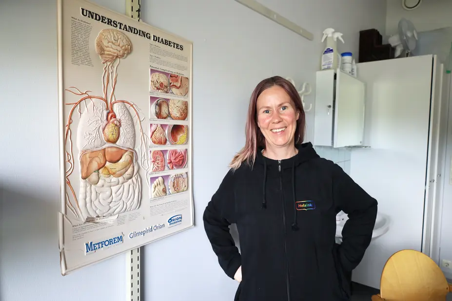 Anniina työhuoneessaan