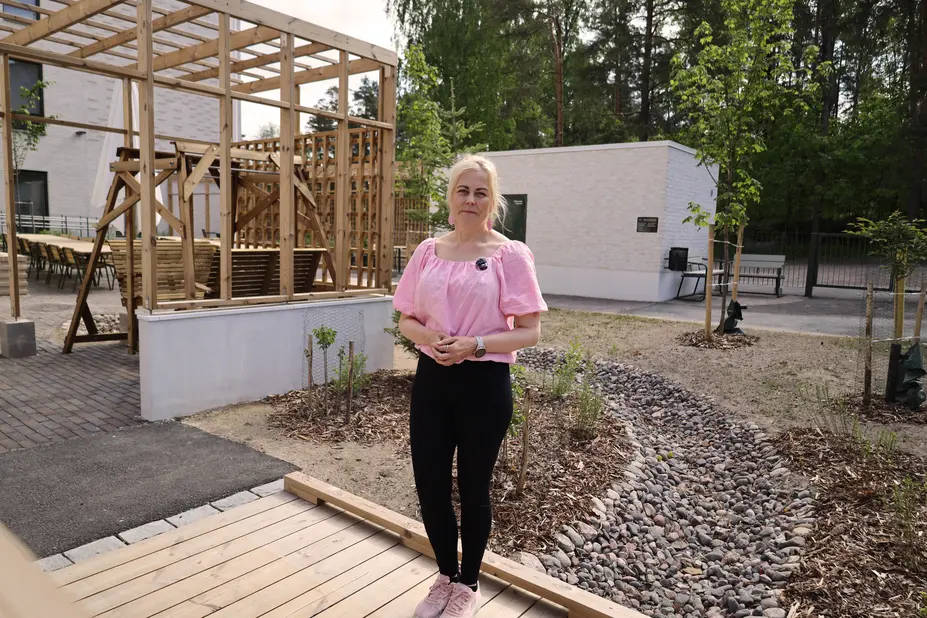 Palvelutalon johtaja Annika von Mend seisoo palvelutalon uudella takapihalla.
