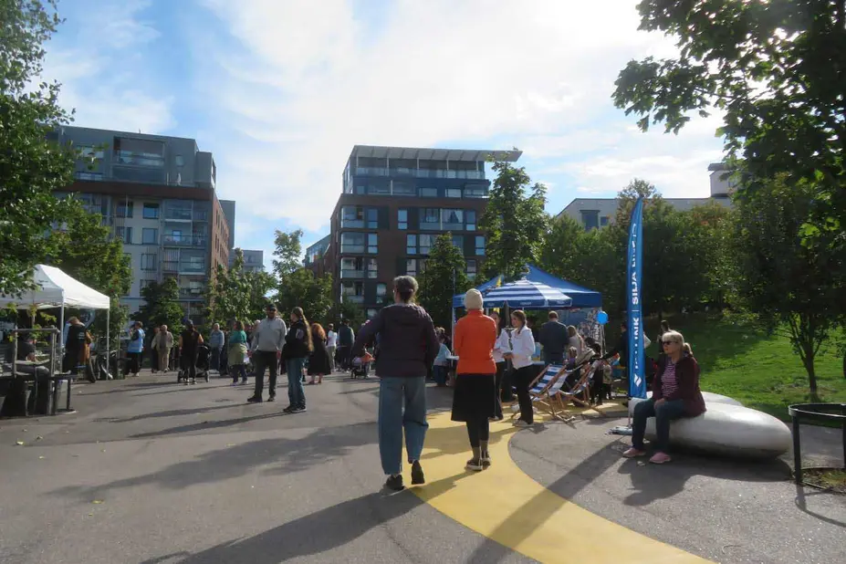 Hyväntoivonpuistossa järjestettyyn Hyvän tuulen festiin osallistuvia ihmisiä tapahtuma-alueella aurinkoisena päivänä.
