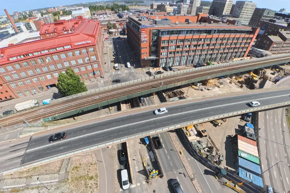 Junatien metrosilta ylhäältäpäin kuvattuna