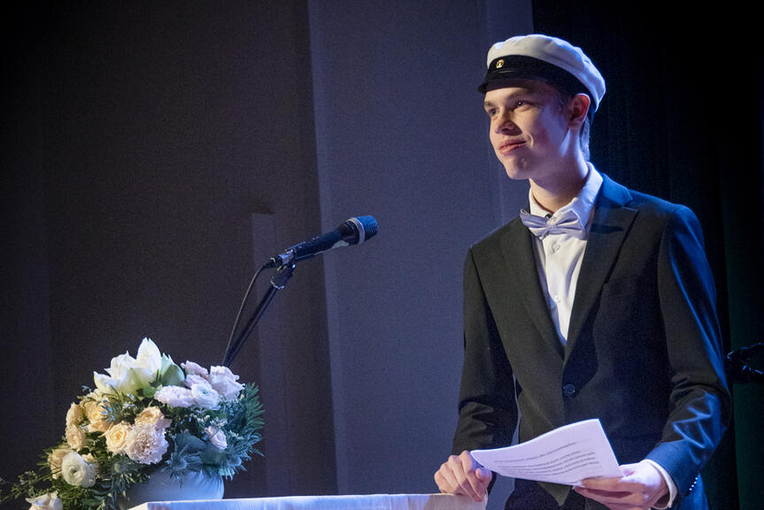 Ylioppilas Onni Antikainen pitämässä puhetta ylioppilasjuhlassa.
