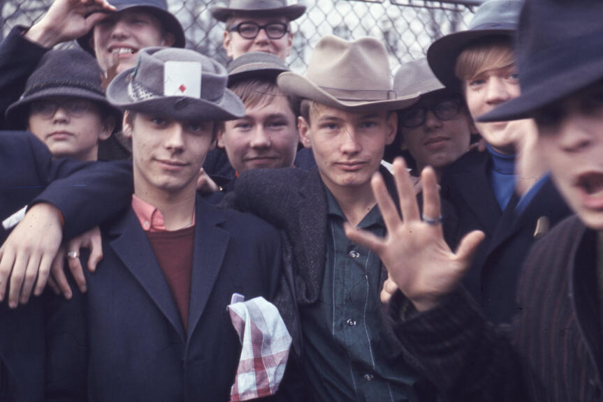 Opiskelijoita hahtut päässä vuoden 1965 nahkiaisissa.