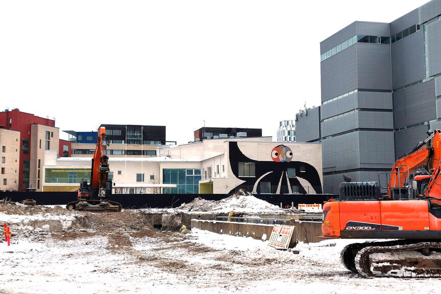 Maata, työkoneita  ja rakennuksia