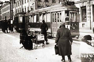 Waiting for a tram at the Market Square in 1933.