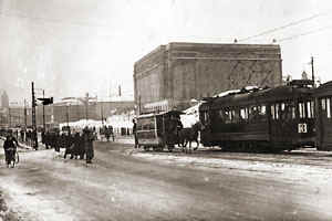 A horse-drawn tram and an electric tram meet on Heikinkatu in 1936.