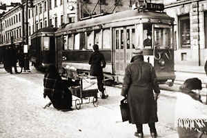 Man vntar p en vagn p Salutorget 1933.