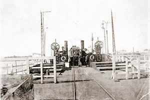 Raitiovaunulautta kiinnittyy Kulosaaren laituriin 1910-luvulla.