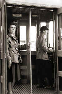 Naisrahastaja ja -kuljettaja vuonna 1943.