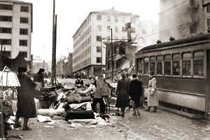 Raitiovaunu keskell sodan tuhoja.