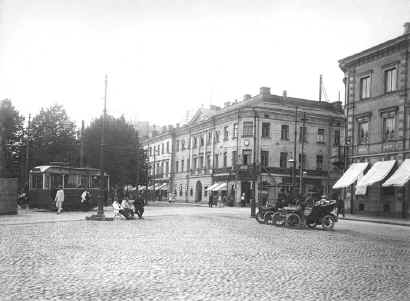 Helsingin ensimminen vuokra-autoasema Kauppatorilla 1906. HKM