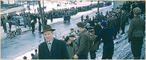 Moottoripyöräajot 1950-luvulla vetivät eläintarhan ajojen ohella paljon kaupunkilaisia kilparadan ääreen. Kuva: Arvo Koskimaa.