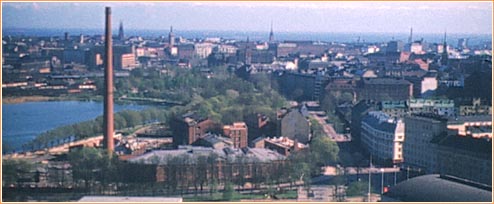 Töölönlahti ja nykyisen oopperatalon kohdalla sijainnut Töölön sokeritehdas Stadionin tornista kuvattuna 22.5.1966. Kuva: Arvo Koskimaa.