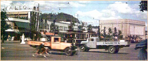 Lasipalatsin liiketalo ja liikennettä Mannerheimintiellä. Kuvamateriaalia Helsingin vuoden 1940 toteutumattomia olympialaisia varten. HKM.