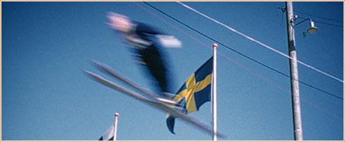 Sotien jälkeen kaupunkiin liitettyjen liitosalueiden asukkaat kokivat vielä pitkään oman identiteettinsä paikallisuuden kautta. Sitä ylläpitivät mm. omat urheiluseurat. Kuvassa käynnissä kilpailut Herttoniemen hyppyrimäessä. Kuva: Arvo Koskimaa.