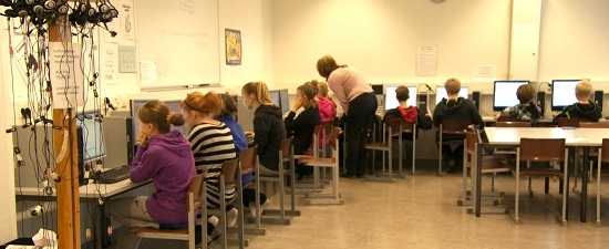 Kyselylomakkeen testaus meneill��n. Helsingin kaupungin tietokeskus 100 vuotta, video.