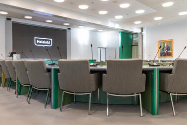 Kaupunginhallituksen istuntosali.