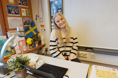 Elsa Iltanen istuu luokassaan.