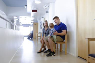 Perhe terveysasemalla.