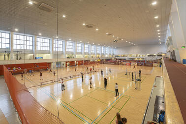 Töölön kisahallin iso sisäliikunta-alue.