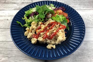 Lautasellinen makaronilaatikkoa ja salaattia.