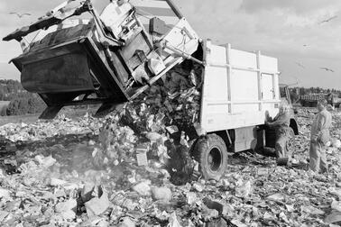 Jätteiden kaatoa Talin kaatopaikalla vuonna 1976.