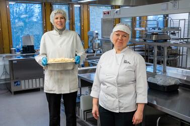 Opiskelija Noora Alatupa ja opettaja Johanna Tiitto opetuskeittiössä.