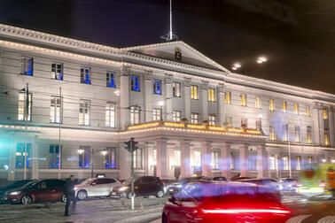 Kaupungintalo iltavalaistuksessa