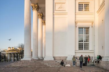 Ihmisiä Senaatintorilla Helsingin tuomiokirkon portailla vappuaattona vuonna 2020