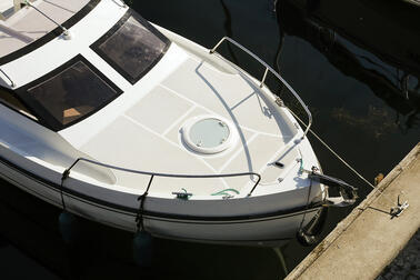 Vene kiinnitetty venesataman laituriin.