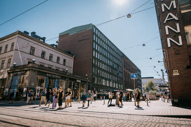 Ihmisiä Aleksanterinkadun ja Keskuskadun kulmassa.