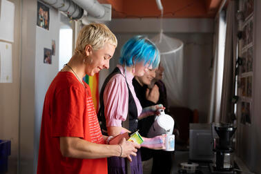 Lukio-opiskelijat rentoutuvat taukohuoneessa.