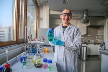 Winlend Virtanen Stadin AO:n laboratoriossa.